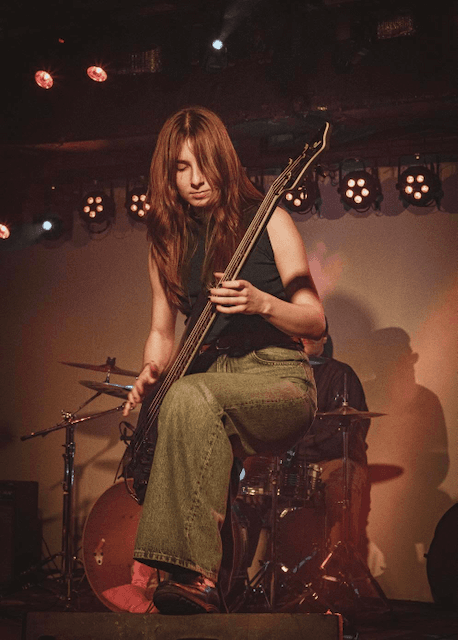 E077DCDB CF4E 4378 BD4C E6008917B83E (Dickens Pub Tori Morley Juliez Andrews)